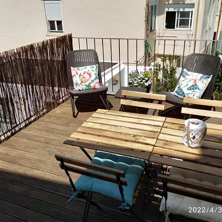 Apartment Retiro Da Graca: Stylish Sunny Apt With A Balcony Lisbon