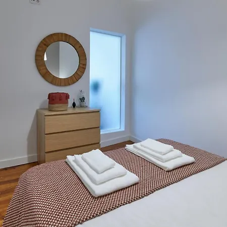 Retiro Da Graca: Stylish Sunny Apt With A Balcony * Lisboa